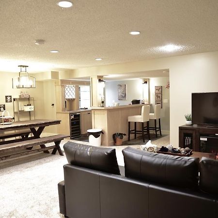 Calgary Cozy Home ภายนอก รูปภาพ