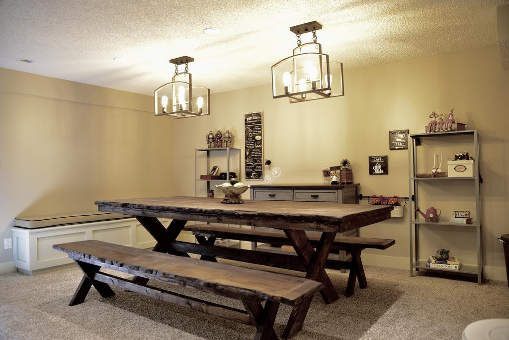 Calgary Cozy Home ภายนอก รูปภาพ