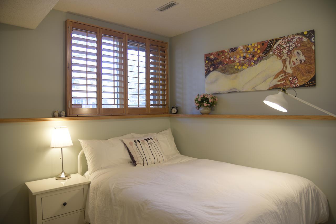 Calgary Cozy Home ภายนอก รูปภาพ